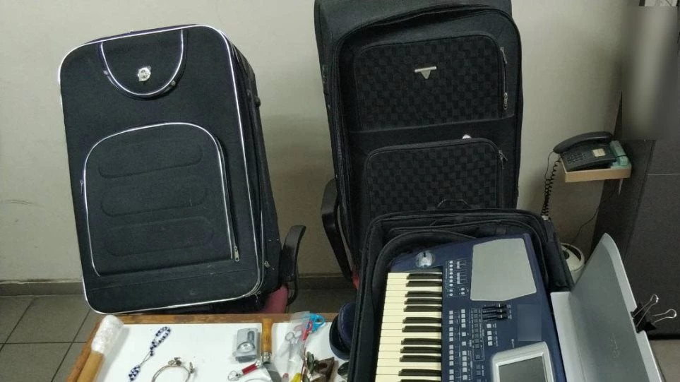 Μυτιλήνη: Πλήθος κλοπιμαία στην κρυψώνα της σπείρας μεταναστών